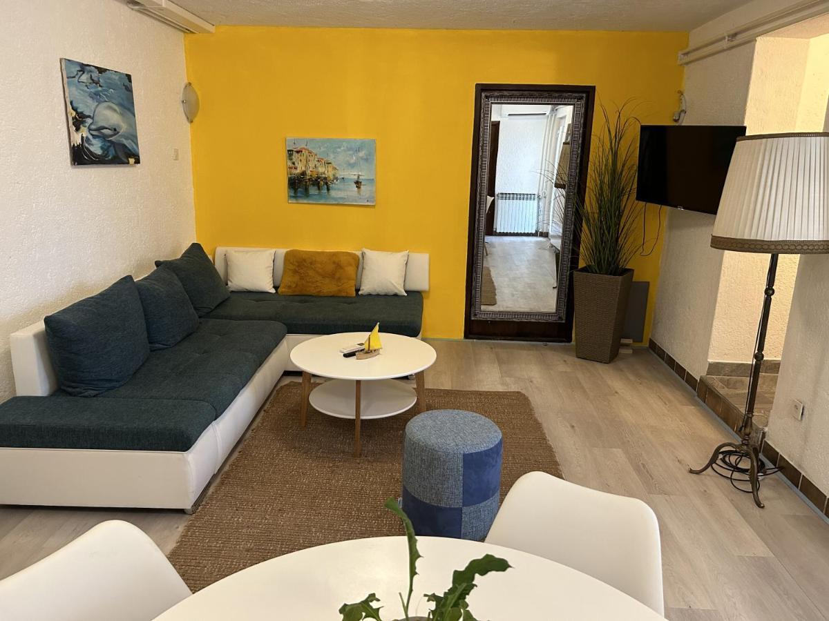Peaceful Apartment With Patio Rovinj Exterior photo